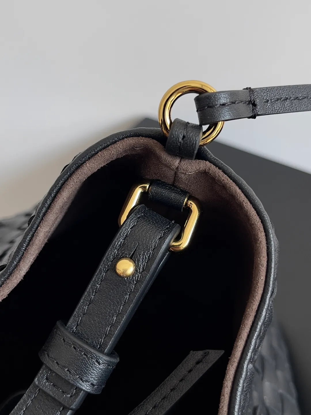 Batch 1660 BOTTEGA VENETA 2025 new product pinacoteca has super soft leather, and the weaving function, practicality and relaxed fashion sense have not fallen behind❤️‍🔥Amway has given sisters a must-have bag when going out. The size of the bag also accurately meets the commuting needs of urban beauties. It can accommodate mobile phones, keys, lipstick, powder, sunscreen, shopping bags...all of it! ! ! 🔥The capacity should not be underestimated~ It does not choose people, clothes, or occasions. With its majestic curved outline, exquisite woven texture, delicate edges and rounded handles, this woven vegetable basket bag truly achieves the goal of "dressing up and being fashionable without getting in the way"~ Are you interested in Jimei? Style number: 819004 Size: 24*15*12cm